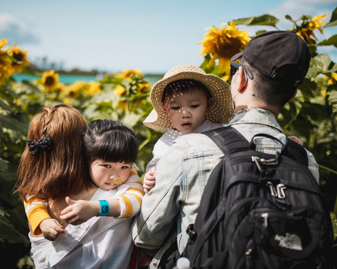 Zo maak je een vliegvakantie met kinderen leuk en ontspannen